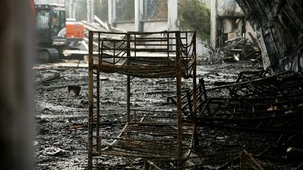 Nach dem Brand ist die als Flüchtlingsunterkunft genutzte Halle einsturzgefährdet und muss abgerissen werden.
