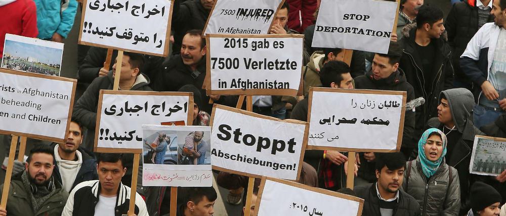 Teilnehmer einer Demonstration am 11.02.2017 fordern einen Abschiebestopp nach Afghanistan.