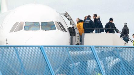 Abgelehnte Asylbewerber steigen im Rahmen einer landesweiten Sammelabschiebung in ein Flugzeug. 