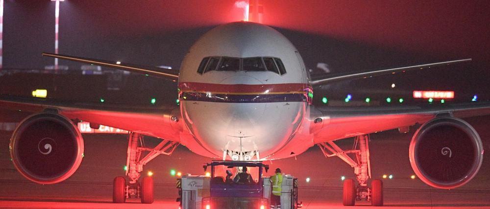 Ein Flugzeug von Meridiana wird am Mittwoch in Frankfurt für eine mutmaßliche Sammelabschiebung bereitgestellt.