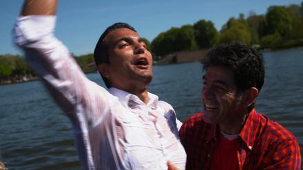 Taufe im Juni 2016 im Stadtparksee in Hamburg. Pastor Albert Babajan mit einem Flüchtling, der Christ wird. 