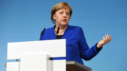 Bundeskanzlerin Angela Merkel (CDU) muss nun auf das Ergebnis des SPD-Sonderparteitages warten.