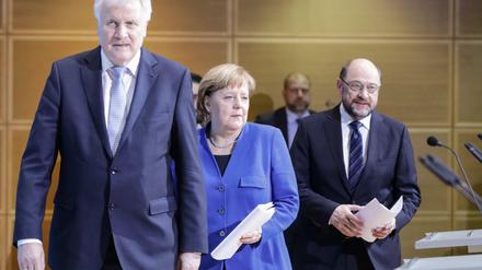 Der CSU-Vorsitzenden Horst Seehofer (l-r), der SPD-Parteivorsitzende Martin Schulz und Bundeskanzlerin Angela Merkel (CDU) können nun verloren gegangenes Vertrauen zurückgewinnen.