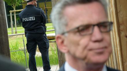 Am Freitag verabschiedete der Bundestag das Anti-Terror-Paket von Bundesinnenminister Thomas de Mazière (vorne). 