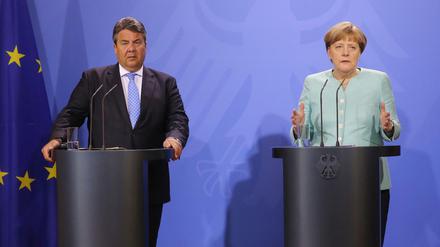 Bundeskanzlerin Angela Merkel (CDU) und Wirtschaftsminister Sigmar Gabriel (SPD) geben am Mittwoch in Meseberg (Brandenburg) eine Pressekonferenz zum Abschluss der zweitägigen Kabinettsklausur.
