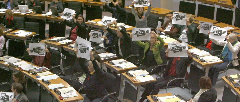 Grünen-Abgeordnete protestieren 2007 bei einer Abstimmung. Trotzdem verabschiedete das Abgeordnetenhaus ein Gesetz, das Videoüberwachungen erleichterte.