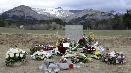 Blumen für die Verstorbenen. 48 Angehörige haben am Samstag in Le Vernet der Opfer des Flugzeugsabsturzes gedacht. 