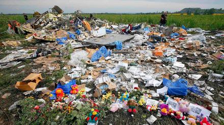 Trümmer und Blumen am Absturzort der MH17.