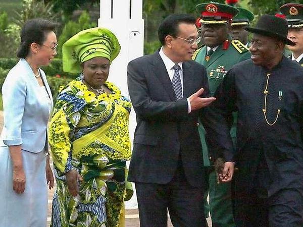 Am Mittwoch hat der nigerianische Präsident Goodluck Jonathan den chinesischen Premierminister Le Keqiang in der Hauptstadt Abuja empfangen. Le ist mit seiner Frau Cheng Hong angereist. Das Foto zeigt sie im Gespräch mit Patience Jonathan. 