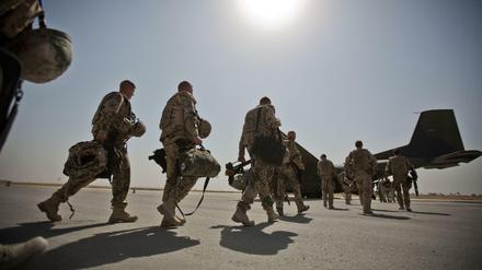 Bundeswehrsoldaten gehen auf dem Flughafen von Kundus in Afghanistan zu einer Transportmaschine vom Typ Transall C-160. 