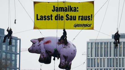 Greenpeace-Aktivisten kritisieren mit einer Aktion die Jamaika-Verhandlungen. 