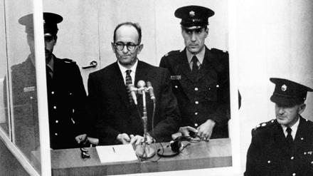 Der später zum Tode verurteilte NS-Kriegsverbrecher Adolf Eichmann (2.v.l) steht während seiner Vernehmung am ersten Prozesstag vor dem Bezirksgericht in Jerusalem (Archivfoto vom 11.04.1961). 