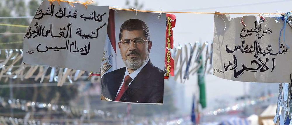 Verfeindet.  Anhänger und Gegner Mursis liefern sich immer wieder Straßenschlachten. Dutzende wurden verletzt, neun Menschen starben am Dienstag. Am Mittwochmorgen waren mindestens zwei weitere Anhänger des gestürzten Präsidenten tot. Ein Ende der Auseinandersetzungen ist nicht abzusehen. 