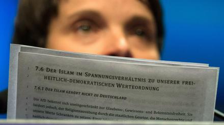 Die AfD-Parteivorsitzende Frauke Petry mit einem Dokument zum Anti-Islam-Kurs der Partei.