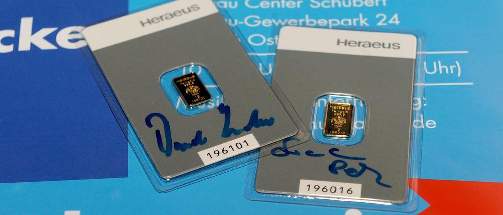 Zwei Gramm schwere Goldbarren mit den Autogrammen der beiden AfD-Spitzenpolitiker, Frauke Petry (l) und Bernd Lucke, auf dem Bundesparteitag im Februar 2015. Die kleinen Goldbarren wurden zu je 50 Euro verkauft. 