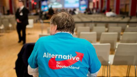 Ein Parteimitglied der AfD sitzt am 29. November 2015 mit einem AfD-T-Shirt beim 4. Bundesparteitag der Alternative für Deutschland (AfD) in Hannover.