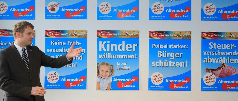 André Poggenburg, Landesvorsitzender der Partei Alternative für Deutschland (AfD), stellt die Wahlplakate für Wahl in Sachsen-Anhalt vor. Einen Monat vor der Landtagswahl sieht eine Umfrage die AfD bei 17 Prozent.