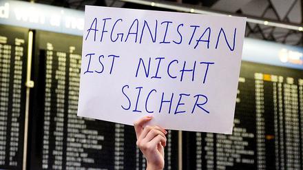Demonstration mit fehlendem "h" gegen Abschiebungen am Frankfurter Flughafen. 