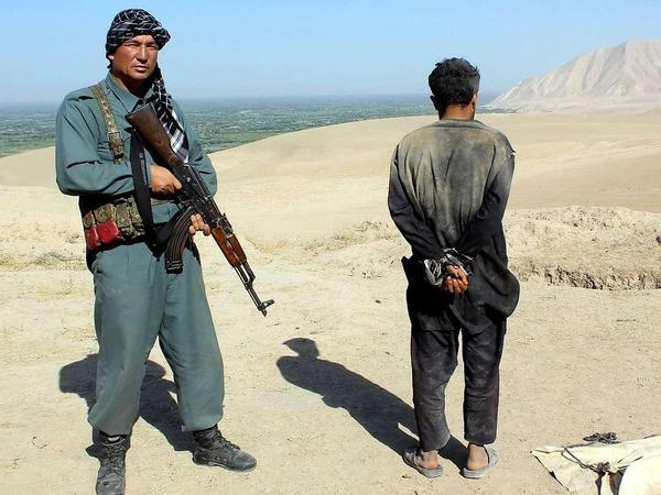 Die afghanische Polizei übernimmt die Sicherheitsverantwortung - doch vielerorts erstarken die Taliban wieder.