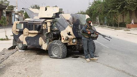 Ein afghanischer Soldat sichert eine Straße.