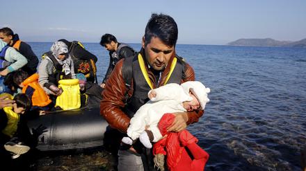 Ein afghanischer Flüchtling mit seinem Baby auf der Insel Lesbos.