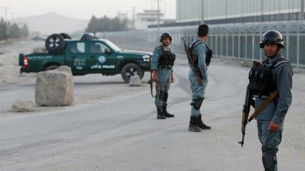 Polizisten sichern die Umgebung des angegriffenen Hotels in Kabul. 