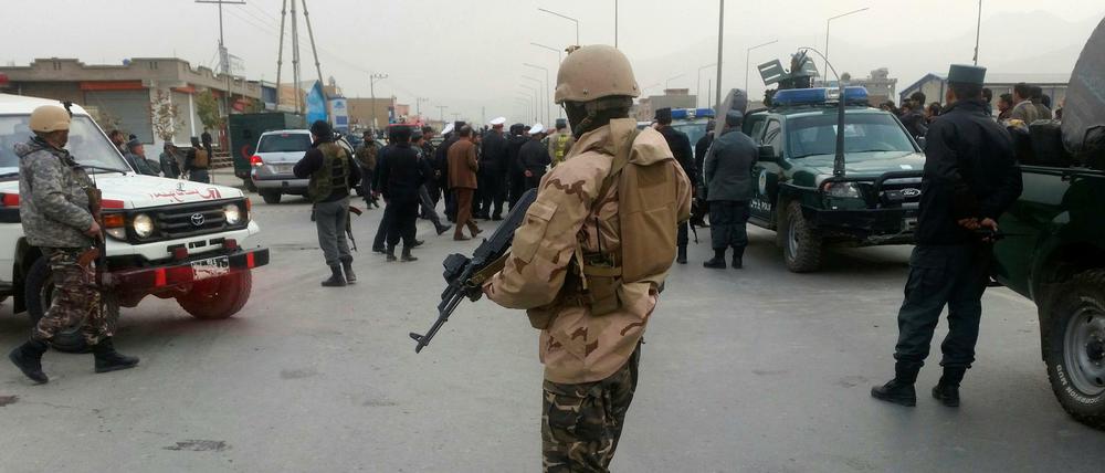 Afghanische Sicherheitskräfte vor der schiitischen Moschee in Kabul. 