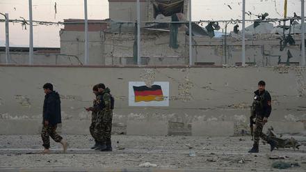 Sicherheitsleute am Gelände des attackierten deutschen Konsulats in Masar-i-Sharif 