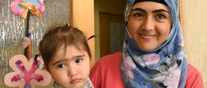 Die junge afghanische Flüchtlingsfrau Zarina Sediqi hat mit ihrer Tochter Hassenat im hessischen Bad Sooden-Allendorf Unterkunft gefunden. 
