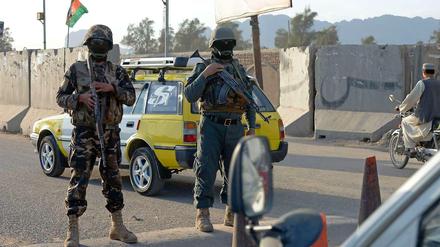 Afghanische Polizisten patrouillieren in Kabul (Bild: dpa)