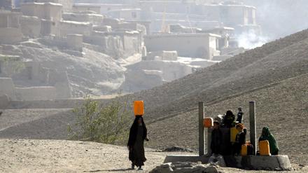 Ob der Bau von Brunnen in Afghanistan das Land vorangebracht hat? Die Frauen, die dort jetzt sauberes Wasser schöpfen können bestimmt. Die OECD hat einen Prüfbericht üer deutsche Entwicklungspolitk vorgelegt. 