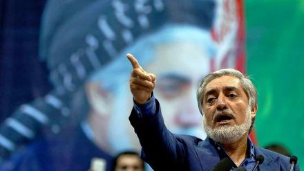 Im ersten Wahlgang hatte Präsidentschaftskandidat Abdullah noch die Nase vorn - jetzt liegt er zurück.