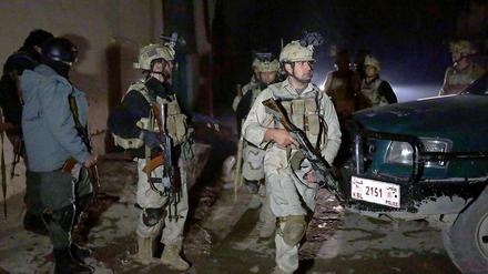 Afghanische Sicherheitskräfte sichern den Anschlagsort. 