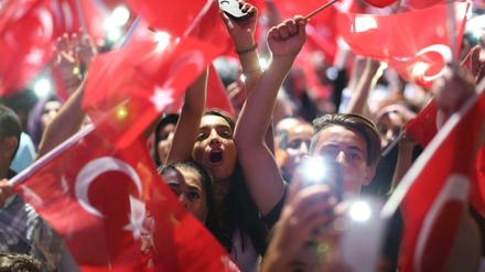 Erdogans Anhänger gehen weiterhin für ihn auf die Straße.