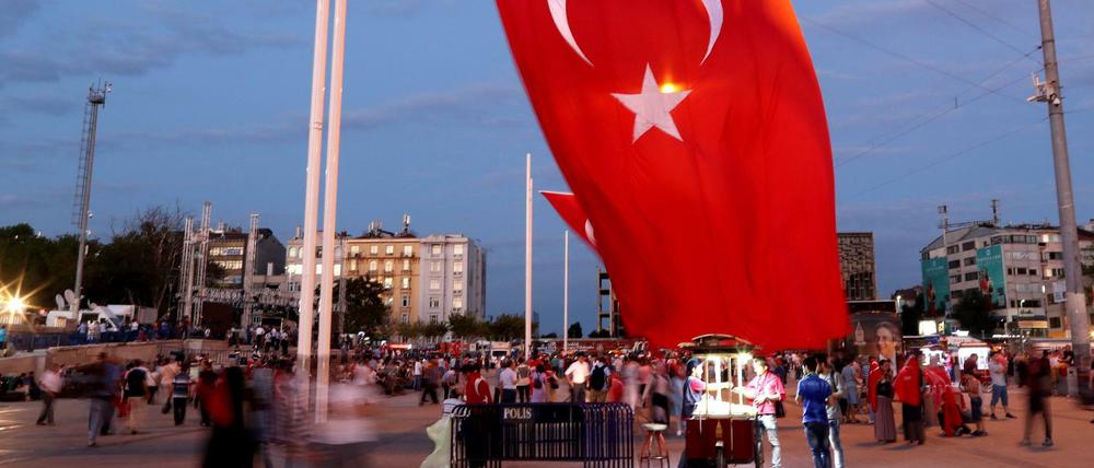 Die türkische Flagge hängt nach dem Putschversuch am Taksim-Platz in Istanbul.