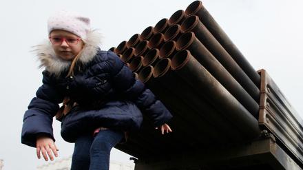 Raketenwerfer. Dieses Mädchen spielt in Kiew mit tödlichem Kriegsgerät. Die Ukraine gedenkt dieser Tage der Toten vom Maidan.