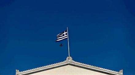 Warten auf frischen Wind. Die griechische Fahne flattert auf dem Parlamentsgebäude in Athen. 
