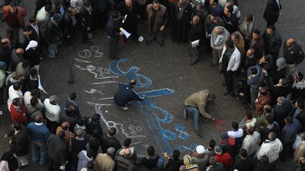 Auf dem Tahrirplatz in Kairo gedenken die Menschen den Opfern der Revolution.