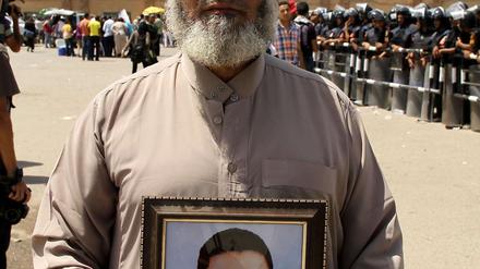 Samir Ahmed, 59, mit einem Bild seines Sohns