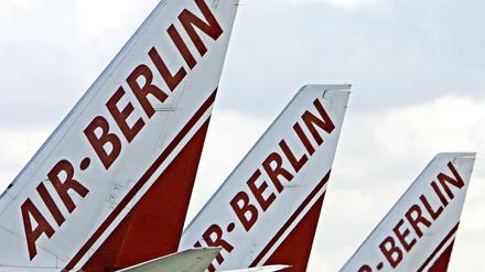 Die Heckflügel von drei Flugzeugen der Luftfahrtgesellschaft Air Berlin.