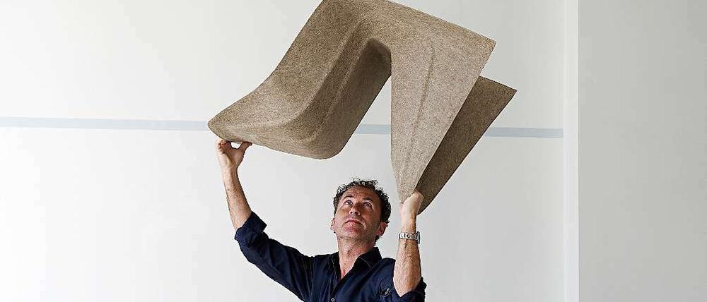 Neue Materialien reizen Werner Aisslinger. Der Stuhl "Hemp Chair" ist aus Hanf gefertigt. Verheizen und rauchen macht keinen Sinn, denn dem Hanf sind noch Kenaf-Fasern beigemischt –eine Alternative zum Erdöl abhängigen Kunststoff. 
