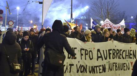 Demonstranten protestieren in Wien gegen den Wiener Akademikerball der rechten FPÖ in der Hofburg.