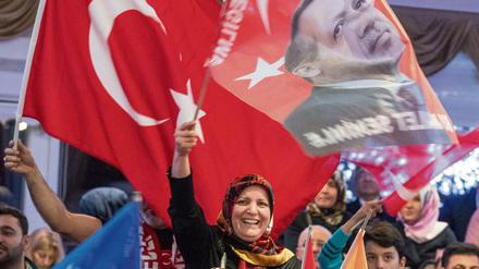 Anhänger des türkischen Präsidenten Erdogan in Kelsterbach (Hessen)