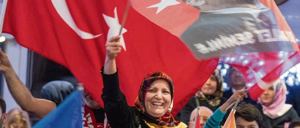 Anhänger des türkischen Präsidenten Erdogan in Kelsterbach (Hessen)