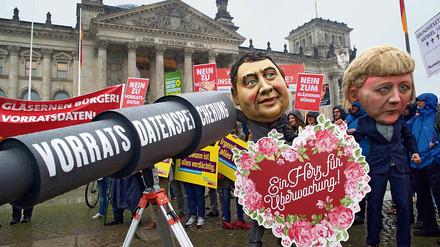 Gegen Vorratsdatenspeicherung. Aktivisten vor dem Parlament in Berlin.