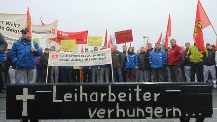 Seit langem schon rufen die Gewerkschaften immer wieder zu Demonstrationen für bessere Bedingungen für Leiharbeiter auf - wie hier vor dem VW-Werk in Emden. 