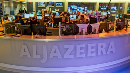 Journalisten arbeiten in Doha, der Hauptstadt von Katar, in einem Newsroom des arabischen Nachrichtensenders Al Dschasira. 