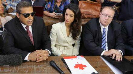 Der Journalist Mohammed Fahmy (l.) und Anwältin Amal Clooney (m.).