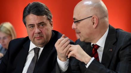 Unerwünschter Ratgeber: Schleswig-Holsteins Ministerpräsident Torsten Albig (rechts) empfiehlt seinem Parteichef Sigmar Gabriel, im Wahlkampf 2017 keinen Anspruch aufs Kanzleramt zu erheben.