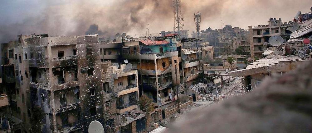 In Aleppo beschießen sich Rebellen und Regierungstruppen weiterhin gegenseitig. Die Innenstadt liegt bereits in Schutt und Asche. 
